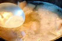 Lớp bọt khí thường gặp khi chế biến thực phẩm có độc hại?