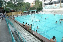 Ngứa da, đau mắt, rụng tóc vì nước bể bơi