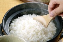 Cơm lâu thiu nhờ giấm, muối