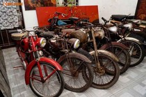 Ngắm kho báu xe máy cổ thời Pháp giữa lòng Hà Nội