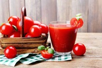 Nước ép cà chua chữa trúng nóng, chảy máu chân răng