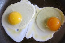 Quả trứng có lòng đỏ sẫm màu khác biệt gì với quả lòng đỏ nhạt?