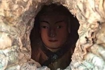 Ruột cây nghìn tuổi “giấu” tượng phật