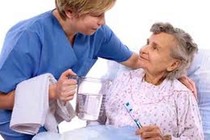 Đắp khăn lên ngực hoặc sau lưng khi sốt