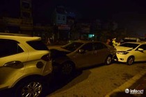 Tai nạn dồn toa trong đêm, 4 xe con “hôn đuôi” ở Hà Nội