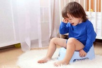 Ra sức chữa táo bón cho con, bố mẹ tá hỏa khi biết con mắc căn bệnh nguy hiểm này
