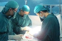 Bác sỹ tạo hình cậu nhỏ cho ba người đàn ông