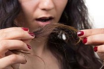 Cắt tóc loại bỏ tóc chẻ ngọn