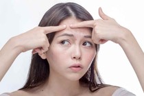 Tránh trang điểm nhiều lớp khi da bị mụn