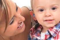 Trẻ điếc đeo máy trợ thính thời gian nào?