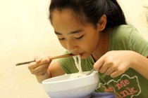 Đừng cho trẻ ăn bún, mỳ tôm