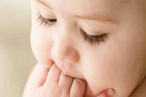 Có nên cắt lông mi từ bé để có hàng mi dày và cong không?