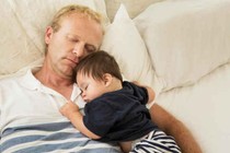 Trẻ sơ sinh có thể tử vong khi ngủ cùng cha mẹ