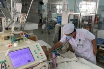 Bé gái nguy kịch tính mạng vì ngộ độc sau khi uống trà sữa