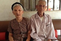Đôi vợ chồng sống khỏe nhờ lá rừng