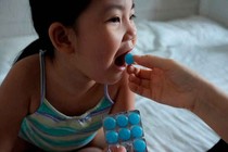 Đừng dỗ con thuốc là kẹo
