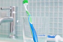 Không để bàn chải đánh răng gần bồn cầu