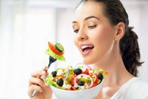 Cách dùng rau quả tránh bệnh nặng thêm