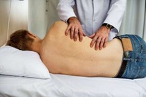 BS Việt Đức giải thích vì sao thầy lang nắn trượt cột sống lại vô cùng nguy hiểm