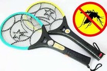 Bị giật điện vì nghịch vợt muỗi