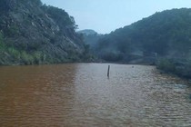 Quảng Ninh chỉ đạo xử lý vụ suối nước màu vàng chảy ra vịnh Hạ Long