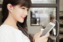 Không đeo tai nghe khi sạc điện thoại