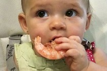 Mẹ bận nói chuyện con hóc vỏ tôm