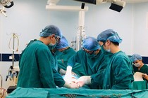 Cứu bệnh nhi 18 giờ tuổi teo ruột, viêm phúc mạc ổ bụng