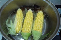 Muối giúp ngô luộc ngon hơn