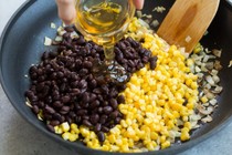 Không dùng nước đậu đen thay nước uống hằng ngày
