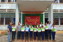 Báo KH&ĐS tặng quà Tết Trung thu cho trẻ em có hoàn cảnh khó khăn