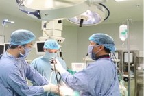 Đặt lưới nhân tạo tránh tổn thương tạng khi mổ thoát vị bẹn