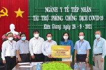Đại diện Tập đoàn Sun Group (áo xanh) trao bảng tượng trưng hỗ trợ lãnh đạo Sở Y tế Kiên Giang.