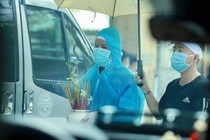 Đêm 8/10, nữ nghệ sĩ Việt Hương đã đưa tro cốt Phi Nhung tới sân bay để làm thủ tục xuất cảnh. Lễ tang Phi Nhung sẽ được tổ chức tại Mỹ.