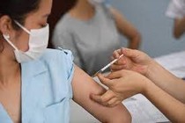 Các nước tăng cường tiêm mũi 3 khiến nguồn văcxin khan hiếm