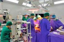 12 bác sĩ dốc sức mổ mở cứu bệnh nhân vỡ tim