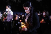 Các đại biểu dành phút mặc niệm những người đã qua đời vì Covid-19.