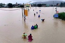 Đường vào trung tâm xã Phước Nghĩa, huyện Tuy Phước bị ngập sâu trong lũ. Ảnh: Hoài Thu.