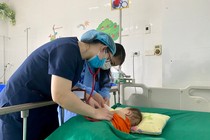 Vỡ tim vì đập ngực vào vô lăng ô tô, trẻ được cứu sống đầy kỳ tích.