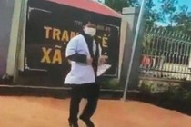 Lý do nhân viên y tế "yêu màu áo blouse trắng" lại xé áo trước cổng cơ quan