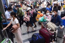 TP HCM: Hàng trăm người chen nhau đón taxi