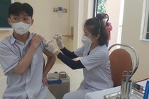 “Nhắc” 9 tỉnh tăng cường tiêm vắc xin phòng COVID-19 cho trẻ từ 12-17 tuổi