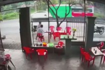 Video: Cận cảnh SUV bị xe giường nằm... "thúc đít"