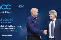 BS Jean-Marcel Guillon, Tổng Giám đốc Bệnh viện FV, kiêm tân Chủ tịch ACC (bên phải) và bác sĩ người Mỹ Wade Brackenbury – đại diện của ACC (bên trái).