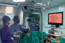 Lấy sỏi thận khủng trên bệnh nhân thận móng ngứa hiếm gặp