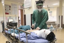 Thay bình ga, người đàn ông bị bỏng nặng mặt và tay chân