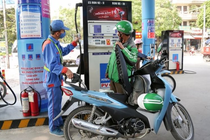 Xăng tăng giá tác động không nhỏ đến các dịch vụ vận tải, trong đó có những người hành nghề xe ôm công nghệ. 