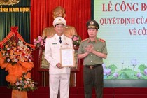 Thứ trưởng Bộ Công an, Trung tướng Lê Quốc Hùng đã trao quyết định điều động, bổ nhiệm của Bộ trưởng Bộ Công an tới Đại tá Trần Minh Tiến.