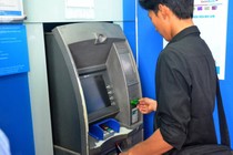 Tăng phí rút tiền ngoại mạng qua ATM: Ngân hàng ngày càng... tận thu?