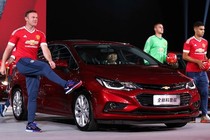 Wayne Rooney “show hàng” Chevrolet Cruze 2017 giá 367 triệu